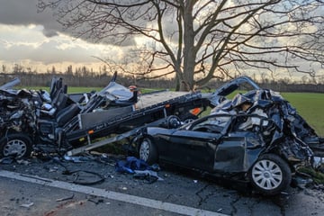Unfall A57: Schwerer Unfall auf A57 bei Köln: Vier Verletzte, Auto ist nur noch Blechhaufen