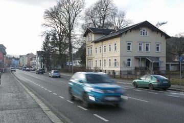 Wilder Unfall in Freital: BMW-Fahrer schiebt vier Autos ineinander