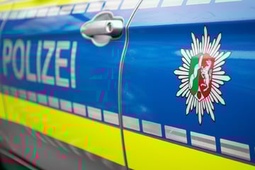 Schlimmer Unfall in NRW: Frau (†22) kommt von Landstraße ab und prallt gegen Baum