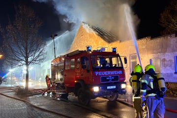 Leipzig: Feuerwehr kämpft bei Leipzig stundenlang gegen die Flammen und muss Gebäude abbaggern