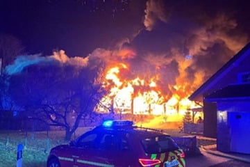 Riesige Rauchwolke: Zwei Betriebe bei Feuer-Inferno vernichtet