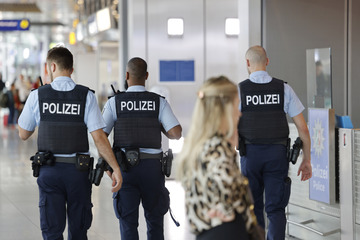 Laute Knallgeräusche und Rauch: Nächtliche Einsatz-Übung am Flughafen Düsseldorf