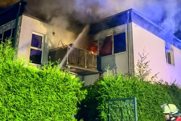 Feuer in Mehrfamilienhaus! Wohnung steht in Flammen, Bewohner müssen Haus verlassen