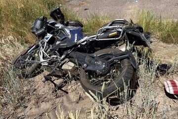Überholmanöver auf B246 endet im Graben: Motorradfahrer schwer verletzt