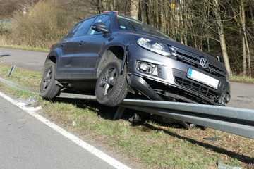 VW landet auf Leitplanke: Zwei Senioren verletzt