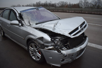 Unfall A9: Crash auf der A9: Opel kracht in Lkw - 6000 Euro Schaden!