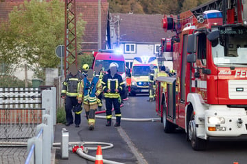 Brand in Einfamilienhaus: Drei Menschen erleiden Rauchgasvergiftung, Straße voll gesperrt