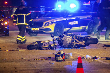 Motorradfahrer stirbt bei Unfall in Hamburg, 13-Jährige muss alles mit ansehen