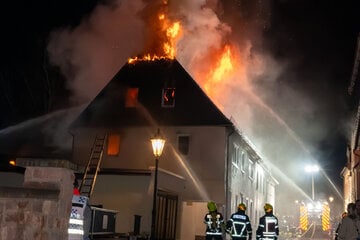 Wohnhaus droht, nach Brand einzustürzen - ein Bewohner vermisst