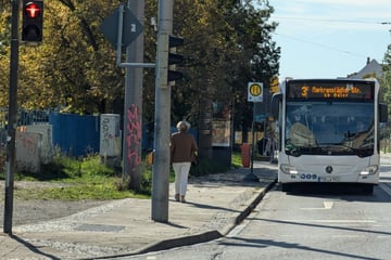 Leipzig: Junge Frau in Leipzig auf dem Weg zur Arbeit an Bushaltestelle überfallen