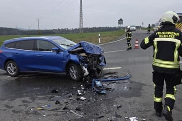 Busfahrer übersieht Ford: Autofahrer schwer verletzt