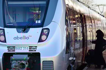 Bahn strandet, Dutzende Fahrgäste stundenlang gefangen: Das ist der Grund