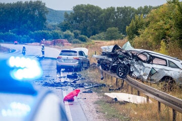 Taxi kracht in Gegenverkehr: Autofahrerin stirbt auf Bundesstraße