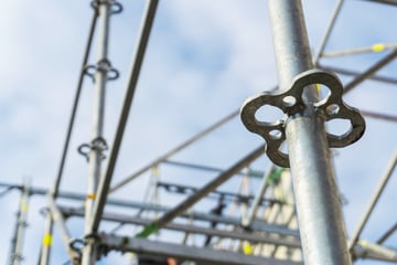 Das hätte schlimm ausgehen können! Bauteile krachen von Gerüst auf Boden