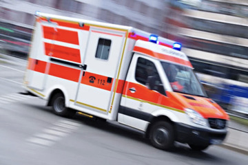 Opel kracht in Baum: Beifahrer (†15) stirbt, Fahrer (18) lebensbedrohlich verletzt
