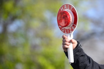 Dresden: Mit 25 km/h auf der Autobahn: Polizei stoppt 95-Jährigen