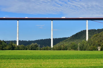 Mitten auf Autobahnbrücke: Base-Jumper springt in die Tiefe