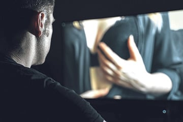 Porno zu laut geguckt: Nachbarin verwechselt Stöhnen mit Schreien und wählt Notruf