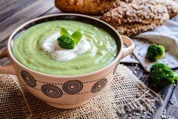Brokkolisuppe Rezept: Power-Gemüse cremig und lecker zubereitet