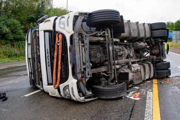 Unfall A7: Horror im Berufsverkehr: Drahtrollen-Laster legt sich auf A7 quer