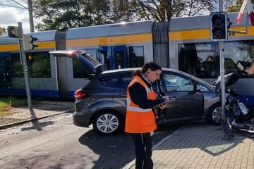 Unfall bei Leipzig: Straßenbahn und Auto krachen zusammen