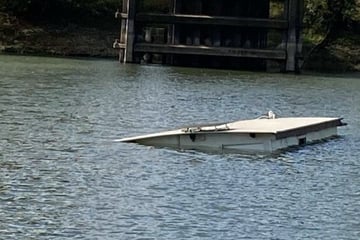 Versunkenes Hausboot im Baggersee: Besitzer steht vor einem Rätsel