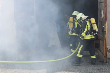 Rauch und Flammen im Erzgebirge: Feuerwehreinsatz in Lagerhalle
