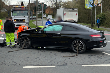 Mercedes-AMG kracht in Polizeiauto auf Einsatzfahrt: Drei Verletzte