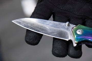 Messerattacke: Fußball trifft versehentlich Handy - Dann wird Teenager durch Messerstich verletzt