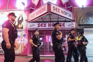 Razzia auf der Reeperbahn! Polizei durchsucht Bordelle