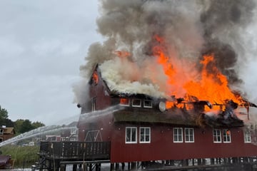 Flammen-Inferno! Bootshaus am Inselsee brennt lichterloh