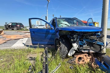 VW und Mitsubishi krachen zusammen: Drei Verletzte nach schwerem Unfall