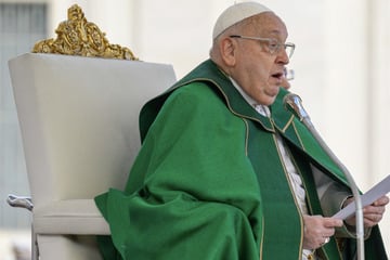 Trotz gesundheitlicher Probleme: Papst Franziskus hält Predigt - doch dann wird es zu viel für ihn