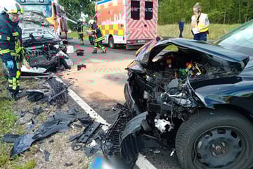 Auto gerät in Gegenverkehr: Zwei Verletzte bei Frontalcrash in Leipzig