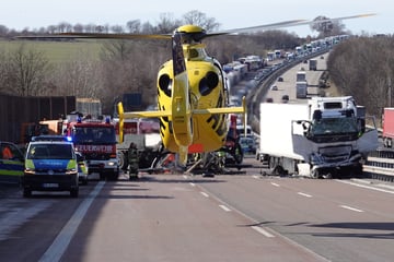 Unfall A4: Mega-Stau auf A4 nach Crash an Tagesbaustelle: Lkw-Fahrer schwer verletzt!