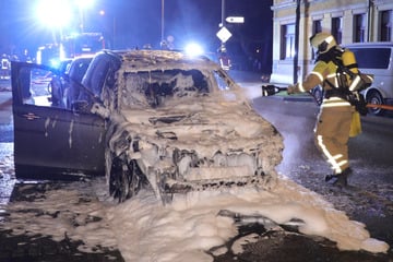 Dresden: SUV abgefackelt: Nächtlicher Autobrand in der Neustadt