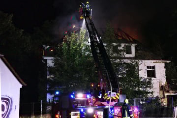 Leipzig: Leer stehende Villa brennt nachts lichterloh