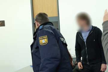 Drogen statt Champagner: Mann nach Tod im Restaurant vor Gericht