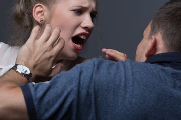 Schockierendes Geständnis: Frau attackiert Freund und überfährt sein Handy!