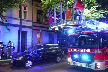 Flammen in Mehrfamilienhaus: Feuerwehr rückt mit Drehleiter an