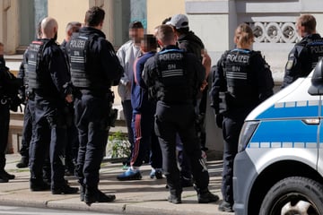 Chemnitz: Streit auf Chemnitzer Sonnenberg: Männer schlagen aufeinander ein