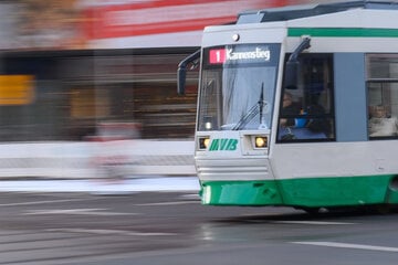 Herannahende Straßenbahn übersehen: Radfahrer verletzt sich am Uniplatz