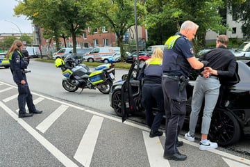 Frau stellt Verkehrsrowdy zur Rede, der zückt Waffe! Mann festgenommen