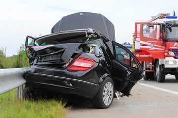 Unfall A23: Schwerer Unfall auf A23: Autobahn gesperrt, Person in Lebensgefahr