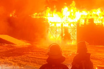 Schaden ist immens: Scheune mit Tausenden Reifen geht in Flammen auf