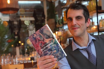 Bistro im ehemaligen Blumenladen: Glashaus-Kellner arbeitet heimlich als Buchautor