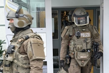 SEK-Einsatz! Schwerbewaffnete Kräfte unterstützen bei Durchsuchung
