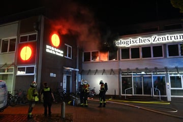 Feuerwehr im Großeinsatz: Mehrere Wohnungen unbewohnbar, zwei Personen verletzt