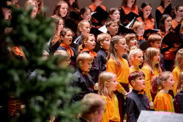 Köln: Kölner stimmen sich auf Weihnachten ein: Mitsingkonzert auf dem Severinskirchplatz