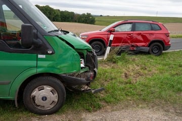 Kreuzungscrash im Landkreis Leipzig: Transporter und Auto krachen ineinander
